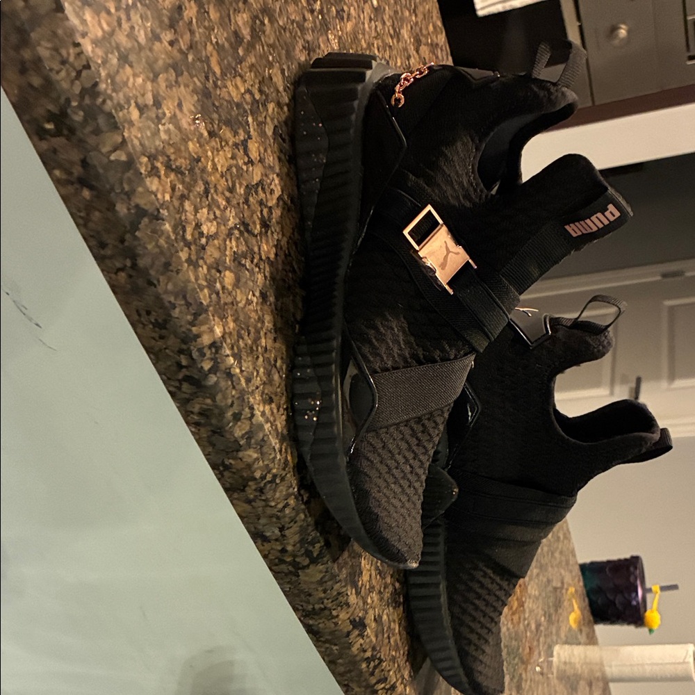 Puma defy sneakers with Metallic accents size 6 new-stickers still on hardware